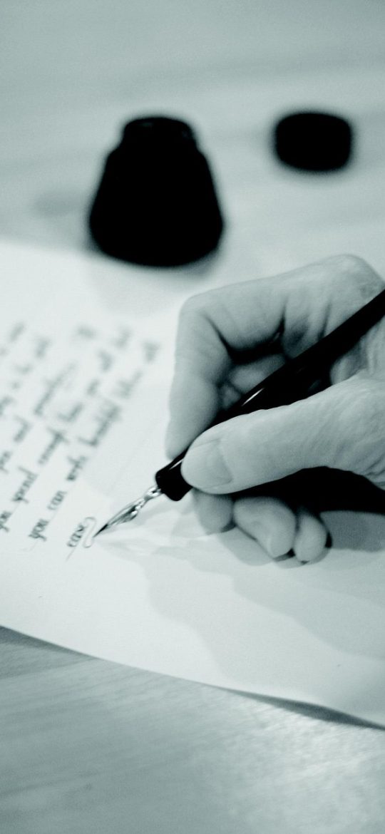 识字体 App 字体详情页截图，展示一款字体的名称、字形预览、适用场景说明与授权提示，页面以粗黑边框卡片分区，正文使用衬线字体